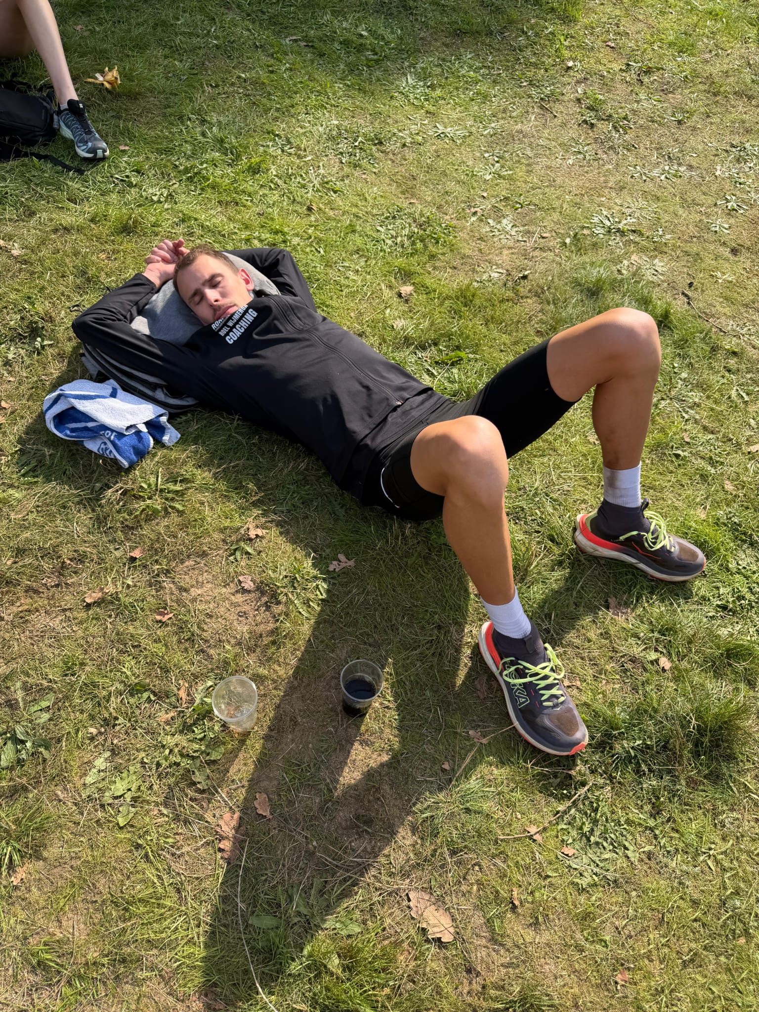 Roel na afloop uitrustend in het gras