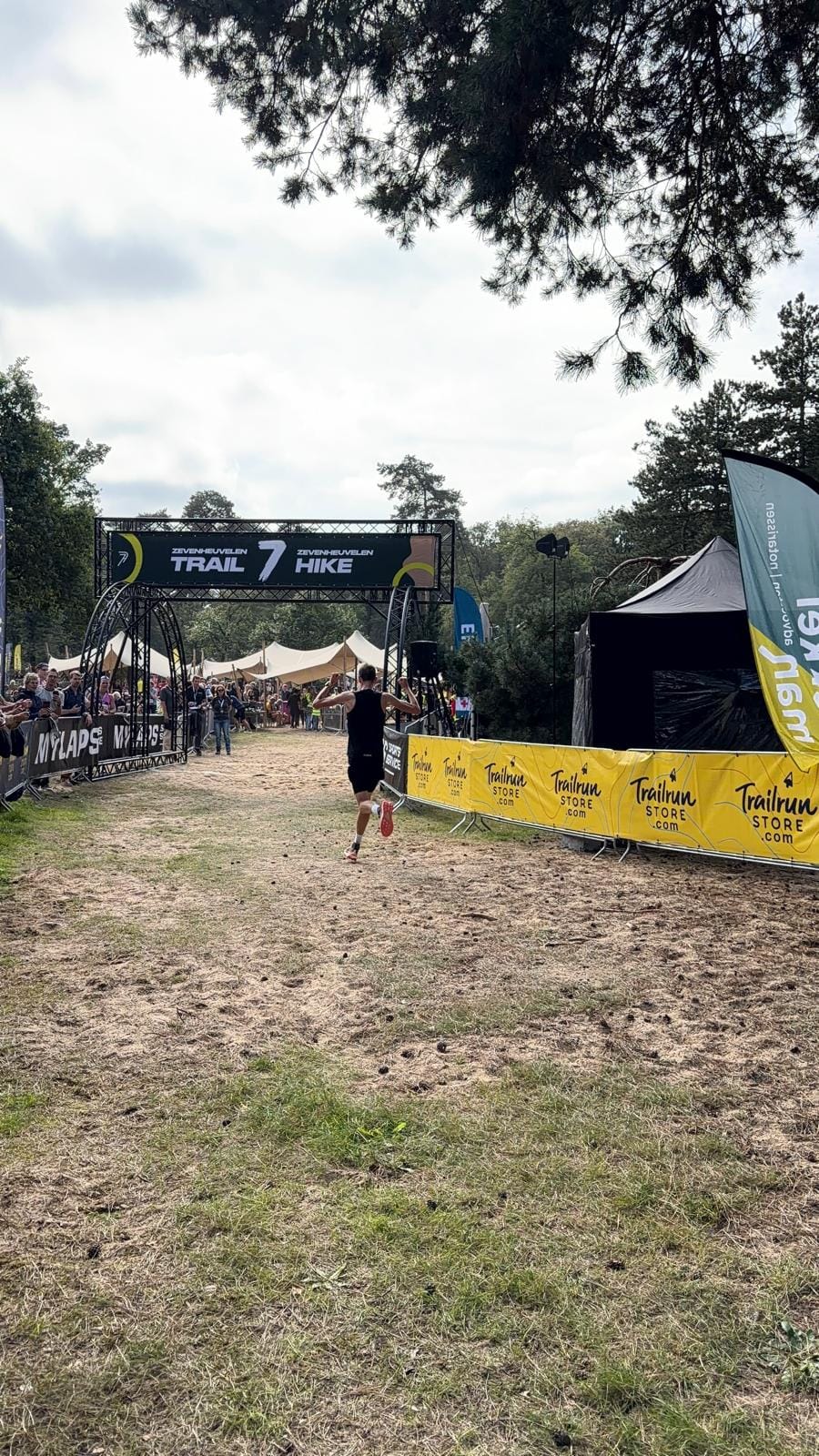 Roel juicht bij de finish